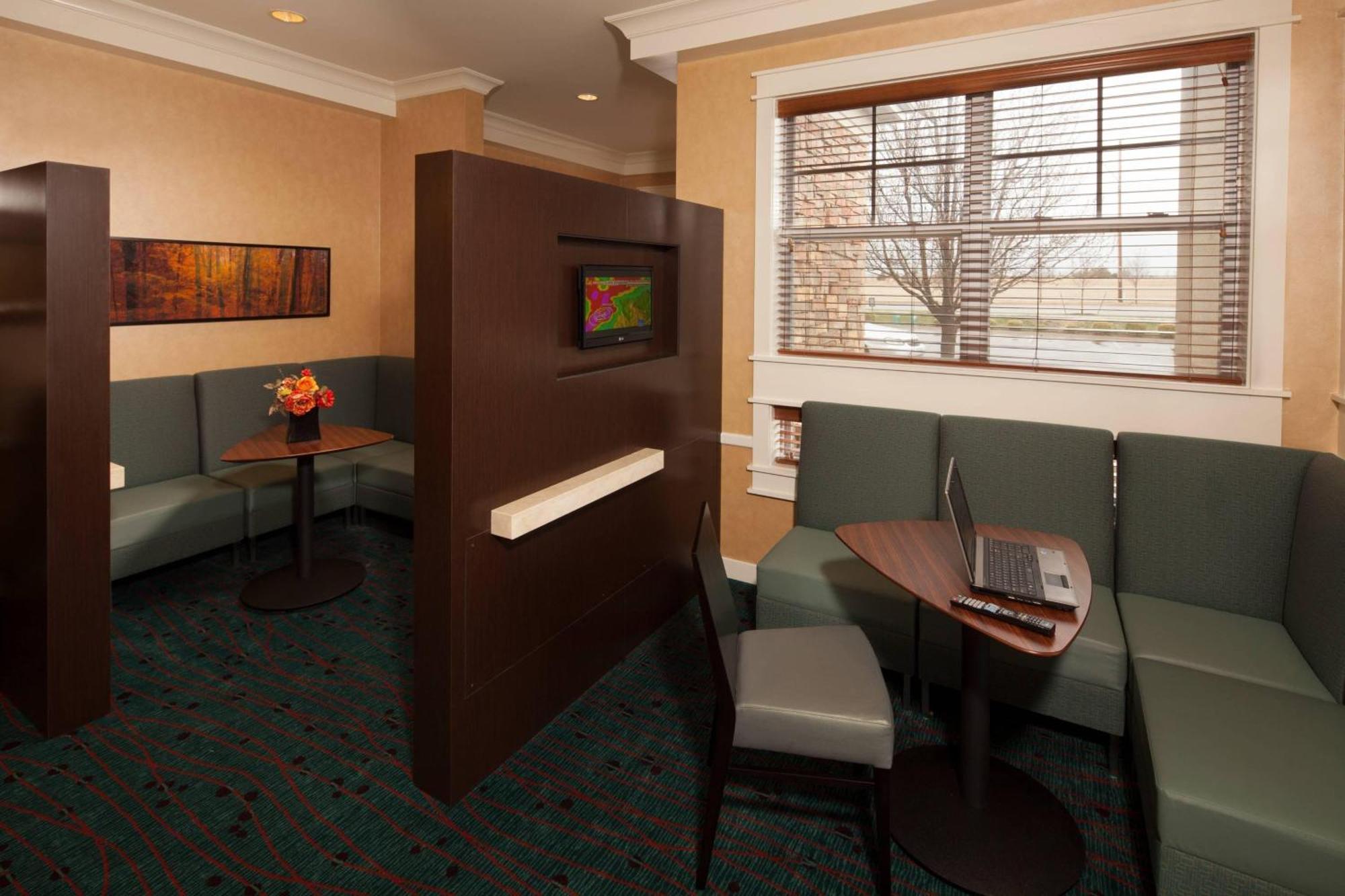 Hotel By Marriott East At Plazzio 3*