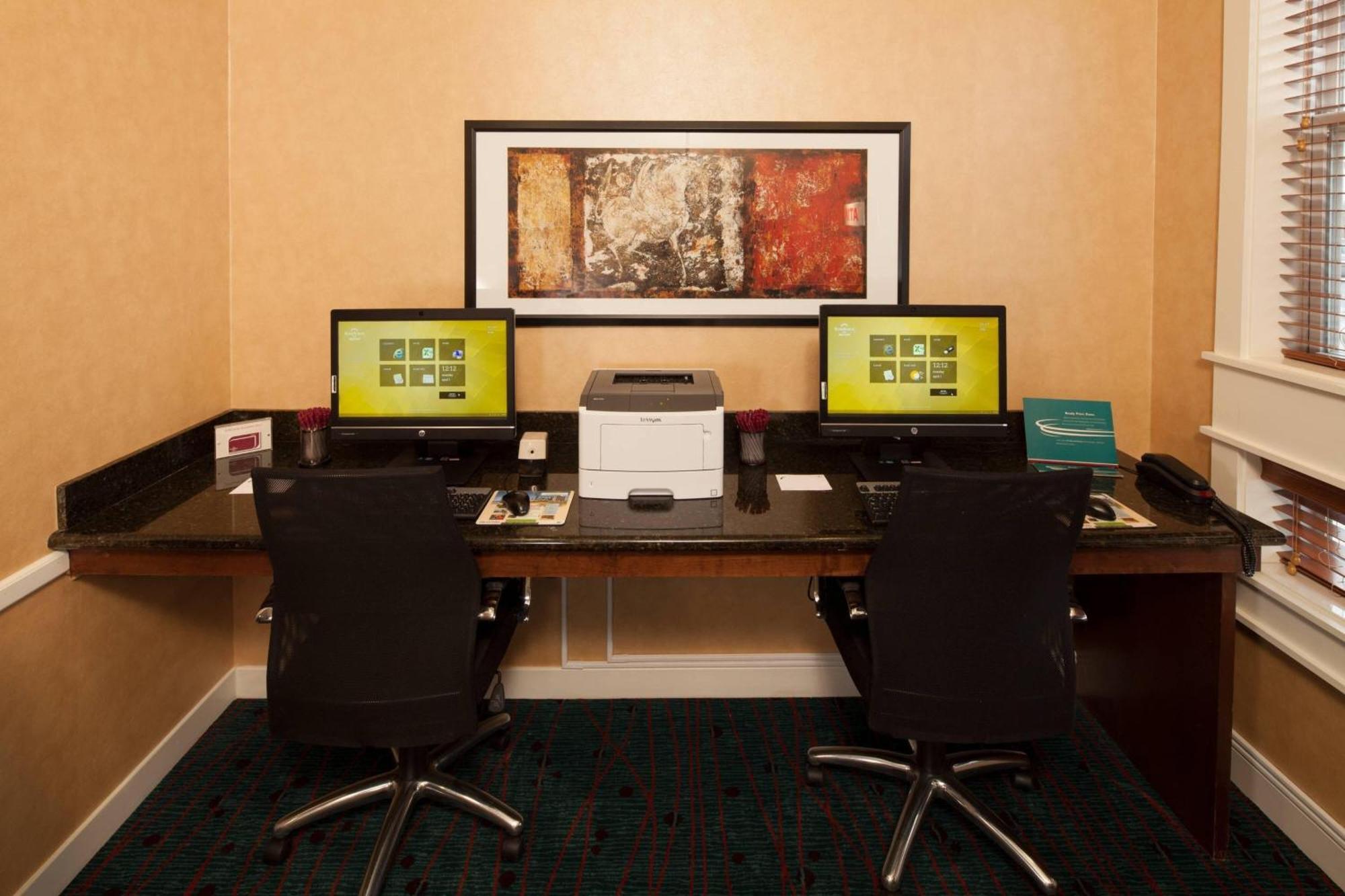 Hotel By Marriott East At Plazzio Wichita