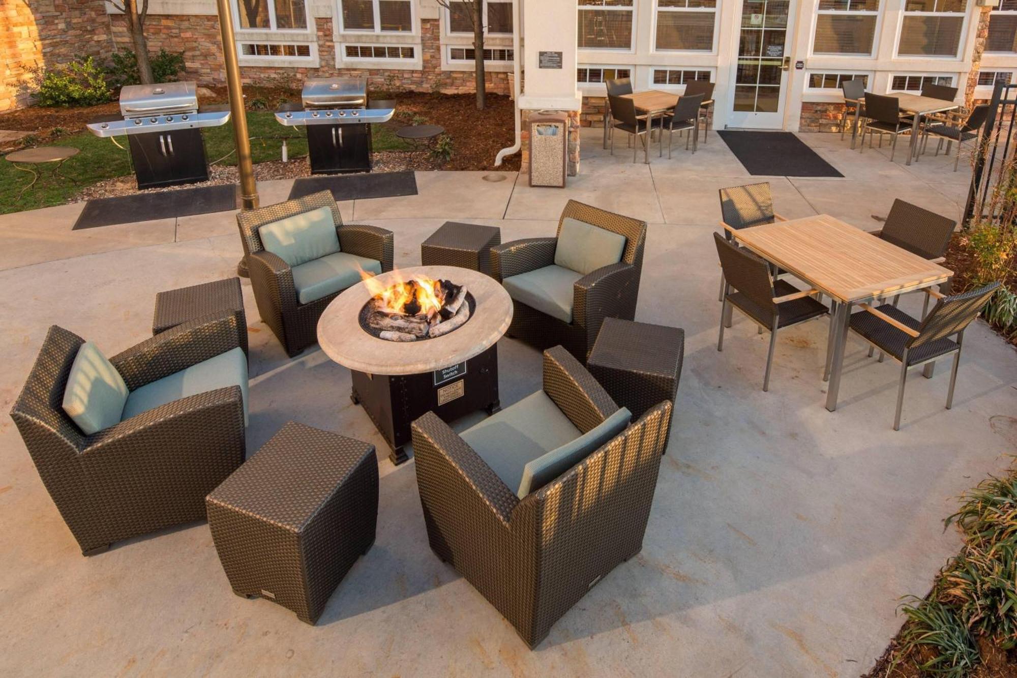 By Marriott East At Plazzio Hotel