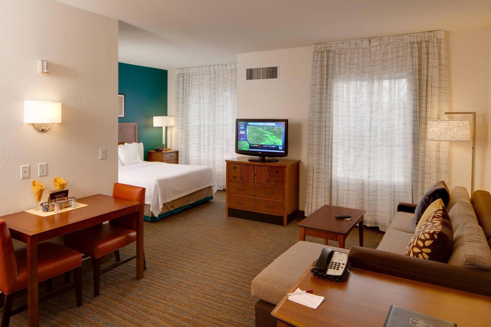 By Marriott East At Plazzio Hotel 3*